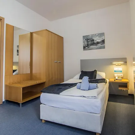 Felicity Garni Hotell 3*