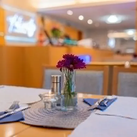 Felicity Garni Hotell 3*